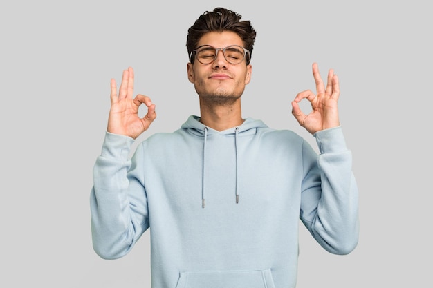 Ontspant na een zware werkdag, ze doet yoga
