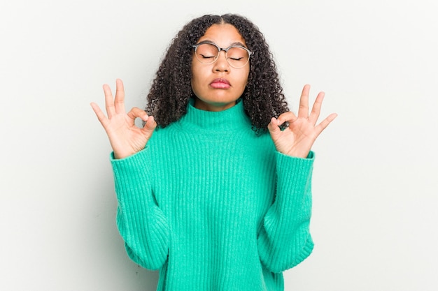 Ontspant na een zware werkdag, ze doet yoga