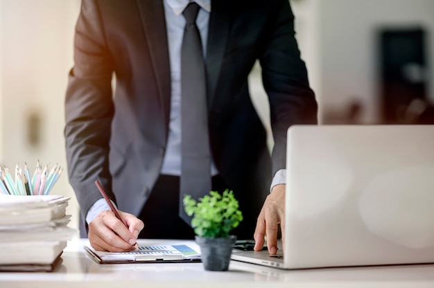 Ontsproten van de bedrijfsmens die met laptop en administratie op kantoor werken