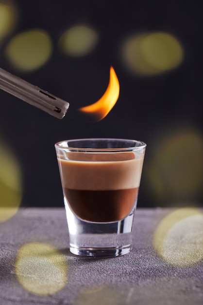 Ontsteken van een lichtere chocolade vanillecocktail in een glas o