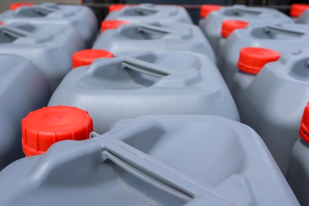 Foto ontvlambare chemische tanks die in de industrie en in het laboratorium worden gebruikt