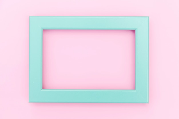 Ontwerp eenvoudig met leeg blauw frame dat op roze pastelkleurachtergrond wordt geïsoleerd