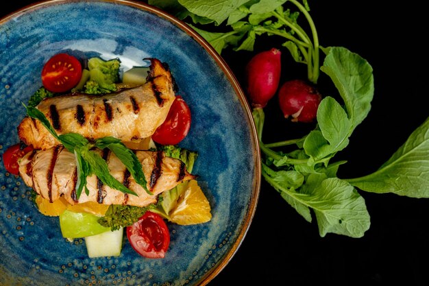 Ontwerp van een visplaat voor het dinermenu van een restaurant