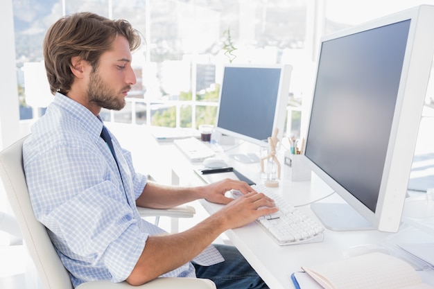 Ontwerper achter zijn bureau zitten en werken