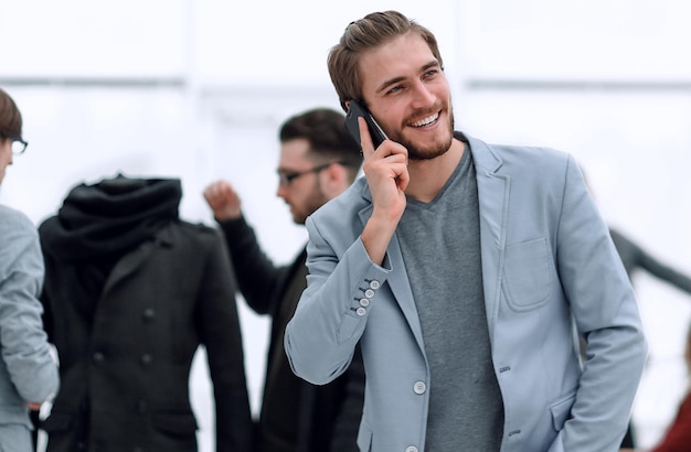 Ontwerper die op een mobiele telefoon praat in zijn Studio-foto met kopieerruimte