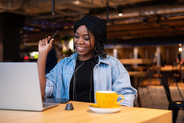 Foto ontwerper, online training, een meisje dat werkt in een moderne werkruimte. de nieuwe normale student