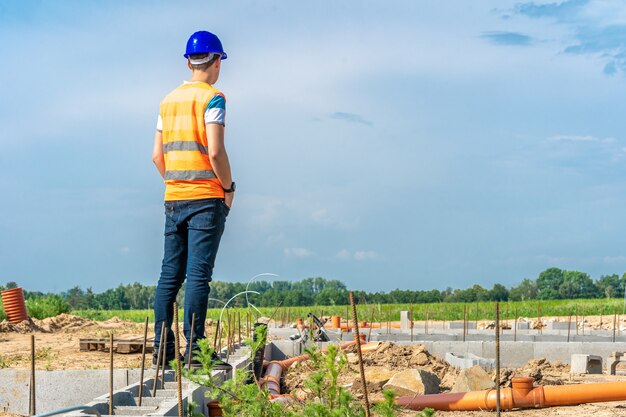 Ontwerper over de constructie van de fundering van het gebouw.