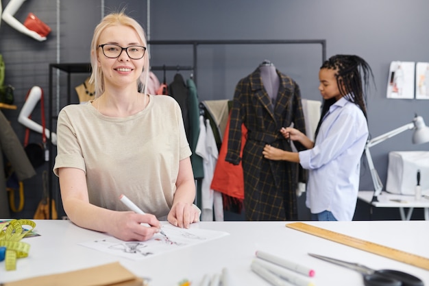 Ontwerper werken in de studio