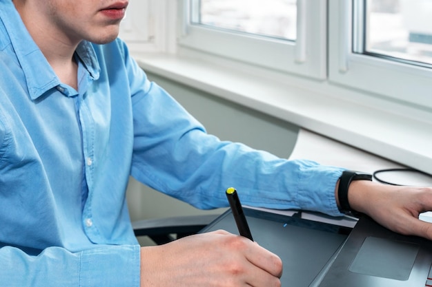 Foto ontwerper werkt aan een professionele tablet met een pen