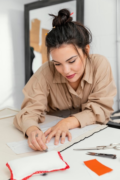 Foto ontwerper werkt alleen in haar werkplaats