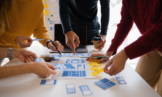 Ontwerper werkt samen in teamwerk in vergaderkantoor Business Finance Network groep mensen onderhandelen om succes te boeken