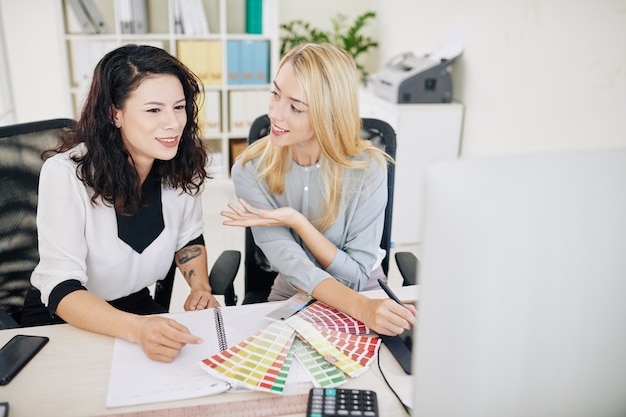 Ontwerpers bespreken kleurenschema