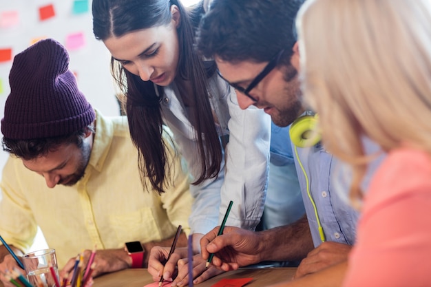 Ontwerpers die aan een project werken