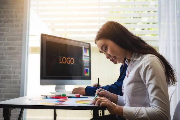 Foto ontwerpers die op kantoor aan tafel werken