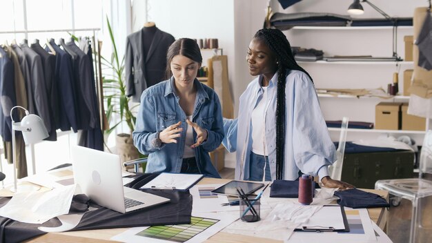 Ontwerpers van gemengd ras creëren nieuwe kledingcollecties met schetsen