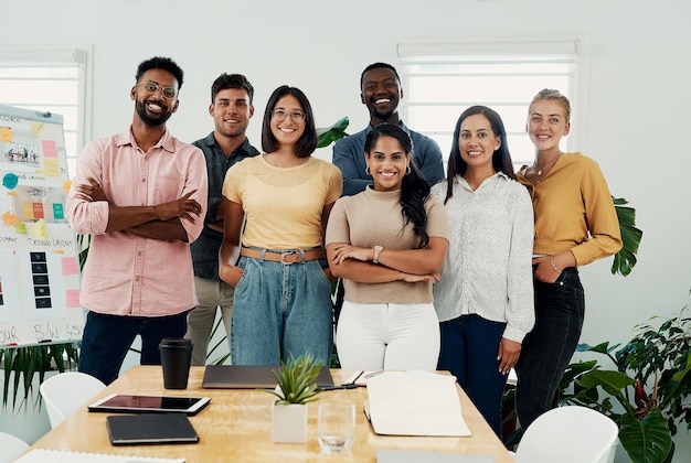 Ontwerpersteam gelukkig en portret op kantoor voor over ons diversiteit en projectmanagement in de industrie Creatieve groep glimlach en eenheid op de werkplek voor solidariteit zaken en samenwerking