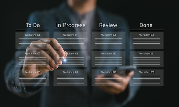 Ontwikkelaar die virtuele interface aanraakt Agile softwareontwikkeling of projectmanagement met behulp van kanban