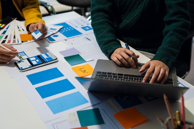 ontwikkelaar en ontwerper brainstorming en kleurcode gebruikerservaring concept