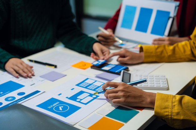 ontwikkelaar en ontwerper brainstorming en kleurcode gebruikerservaring concept
