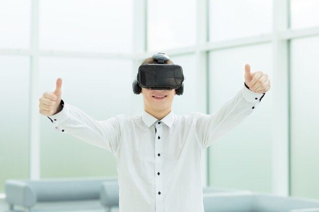 Ontwikkelaar in virtual reality-bril duimen opdagen. mensen en technologie.