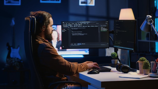 Ontwikkelaar werkt aan het oplossen van databasefouten terwijl hij thuis werkt