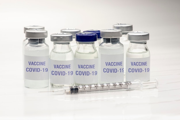 Ontwikkeling en creatie van het coronavirusvaccin COVID-19. Concept van het coronavirusvaccin in een vaccinflesje