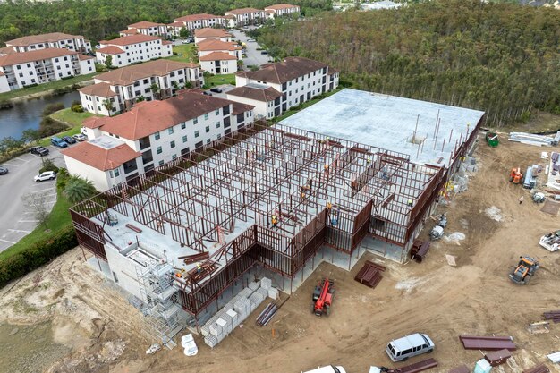 Ontwikkeling van de vastgoedmarkt in de verenigde staten grote bouwplaats met arbeiders en bouwapparatuur in fort myers florida