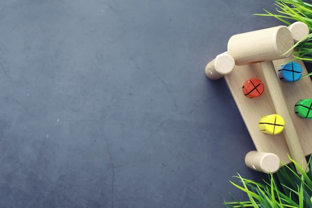 Ontwikkeling van kinderen. Houten speelgoed voor kinderen op tafel in de speelruimte. Ruimte voor creativiteit en zelfontplooiing van kinderen. Houten aannemer.