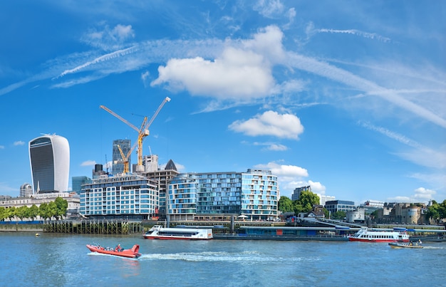 Ontwikkeling van Londen: panoramisch beeld van de bouw van kantoorgebouwen aan de oever van de Theems