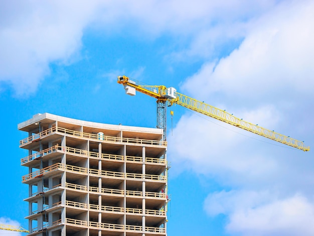 Ontwikkeling van modern gebouw en de hijskraan