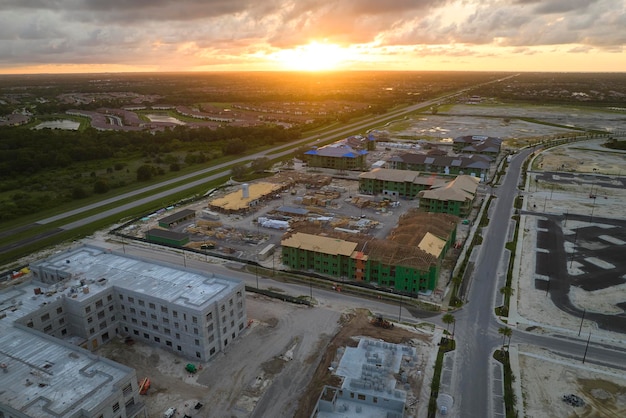 Ontwikkeling van residentiële woningen in Amerikaanse voorsteden Onvoltooide frames van appartementen met houten dakbalken in aanbouw Vastgoedmarkt in de VS