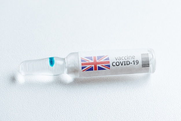 Ontwikkelingen in het Verenigd Koninkrijk van Groot-Brittannië en Noord-Ierland van een coronavirus covid-19-vaccin in een glazen ampul.