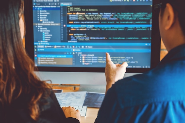 Ontwikkelt programmeur Teamontwikkeling Websiteontwerp en coderingstechnologieën die werken in een softwarebedrijf