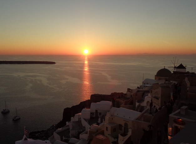 Onvergetelijke zonsondergangmening in Oia Village, Santorini Eiland Griekenland