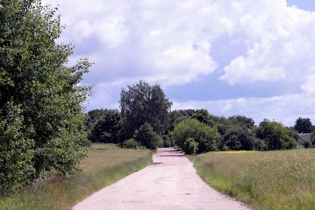 Onverharde snelweg in landelijke gebieden