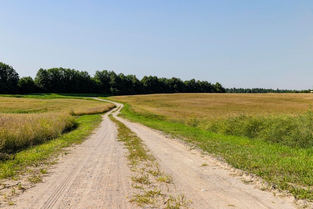 Onverharde snelweg in landelijke gebieden