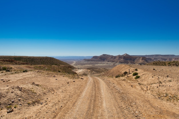 Onverharde weg die de woestijn in Israël binnenkomt