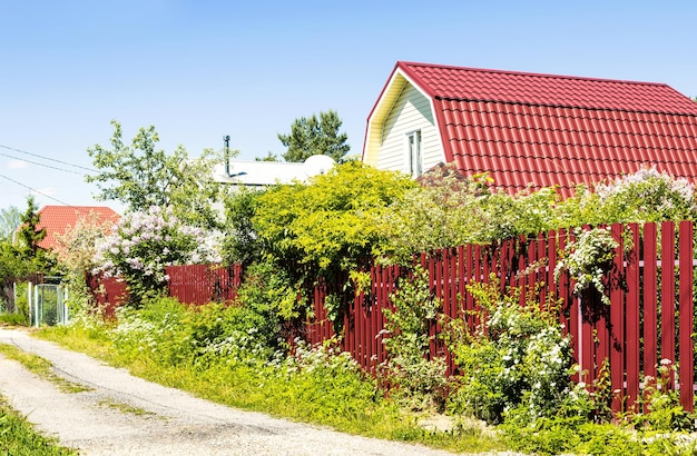 Onverharde weg in zomerhuisjesdorp op zonnige dag