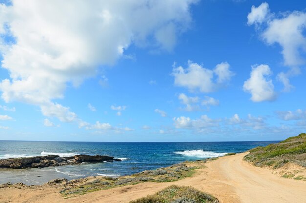 Onverharde weg langs de kust van Argentiera Sardinië