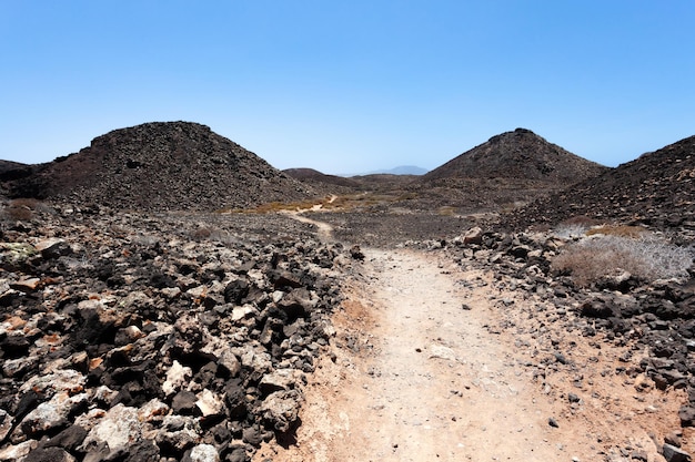 onverharde weg tussen het vulkanische landschap van Fuerteventura