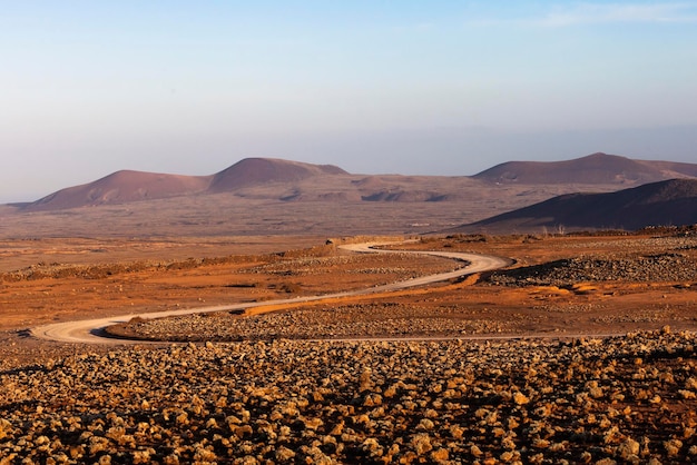 onverharde weg tussen vulkanische badlands