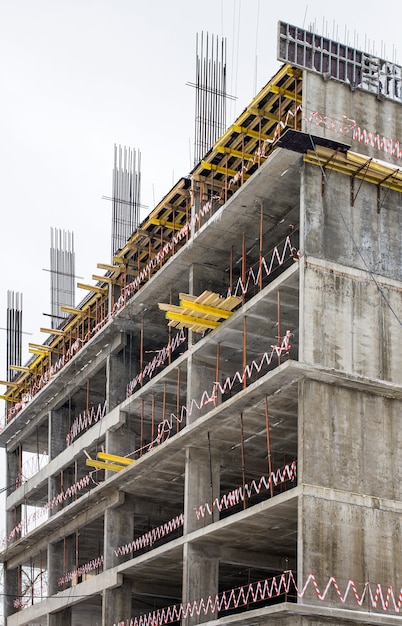 Onvolledig grijs gebouw in aanbouw buiten