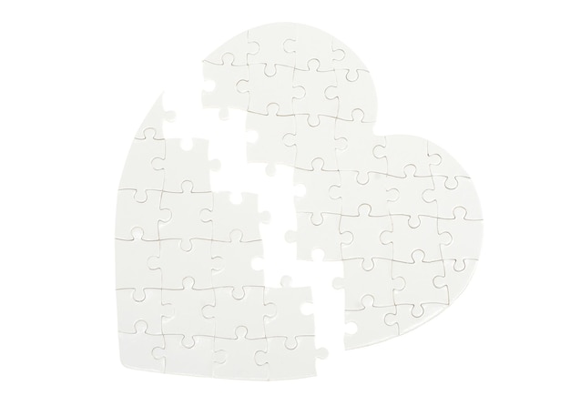 Onvolledige puzzel in een vorm van een hart dat op wit wordt geïsoleerd