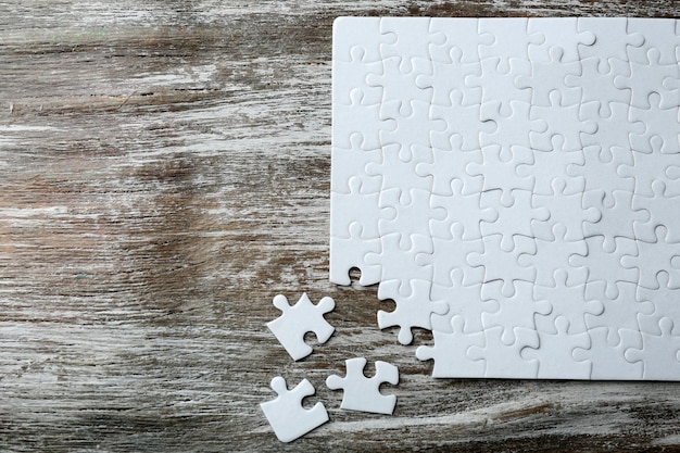 Onvolledige puzzels op houten tafel