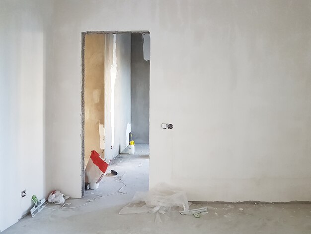 Foto onvoltooid gebouw. ruwe afwerking van het appartement. kamer met gepleisterde betonnen muren. interieur renovatie.