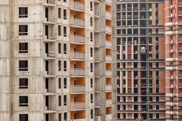 Onvoltooid woongebouw met meerdere appartementen zonder afwerking