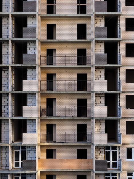 Onvoltooide gebouw met meerdere verdiepingen. Bakstenen gebouw in aanbouw