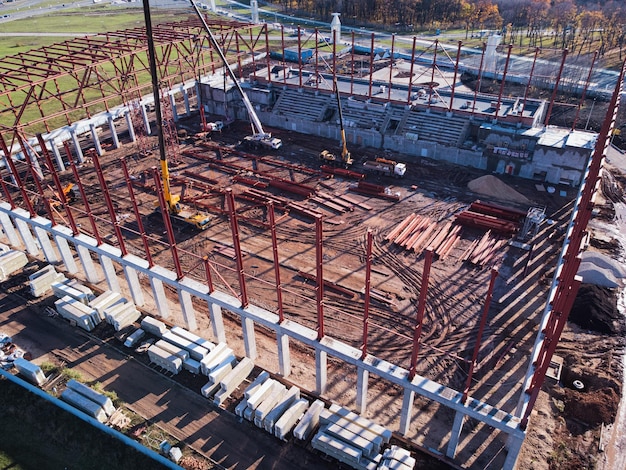 Onvoltooide metalen frame van het gebouw op een betonnen sokkel.