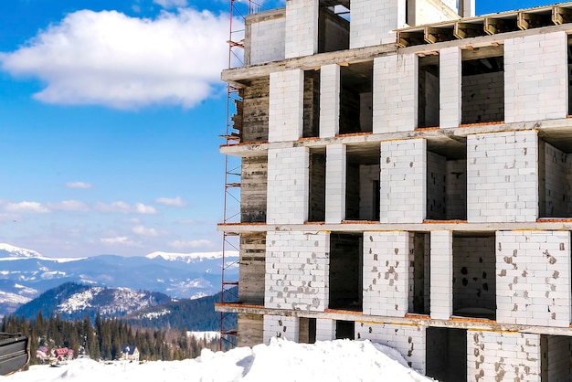 Onvoltooide woningbouwhotelherenhuisconstructie in bergennatuurSki alpine resortreizen