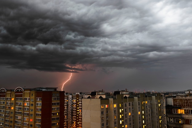 Onweer en bliksem over de stad